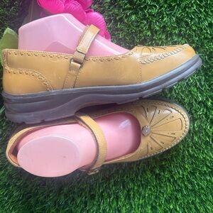 DR COMFORT MARY JANES LIKE NEW YELLOW LEATHER 8